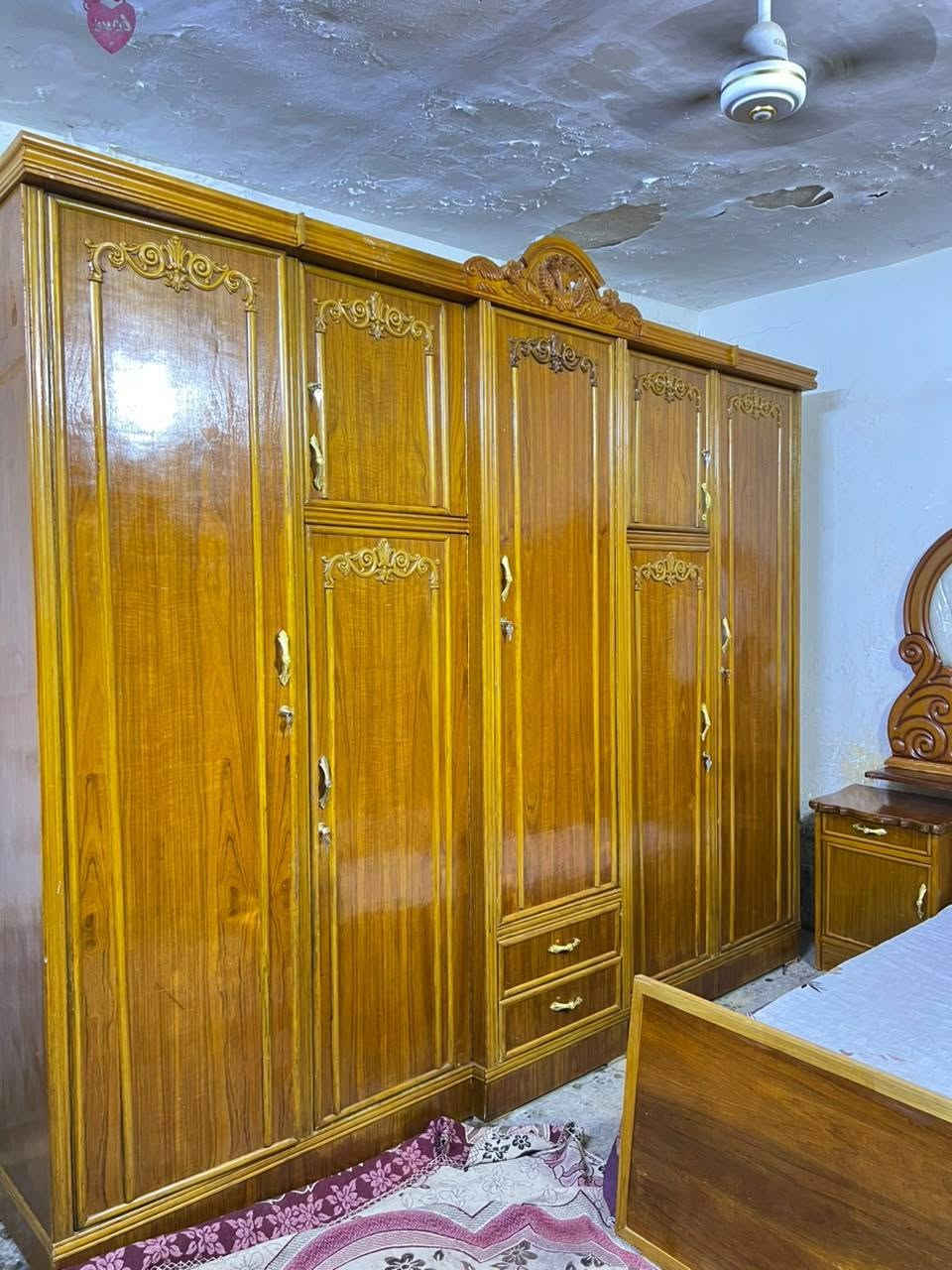 غرفه اخشاب مستعمله للبيع نضيفه 5ابواب ملحق الزاوية كنتوريه ضهر جرجوبه براغي موديل حديث السعر 600بغداد الاتصال ***********متواجد واتساب اكو توصيل بكروه
