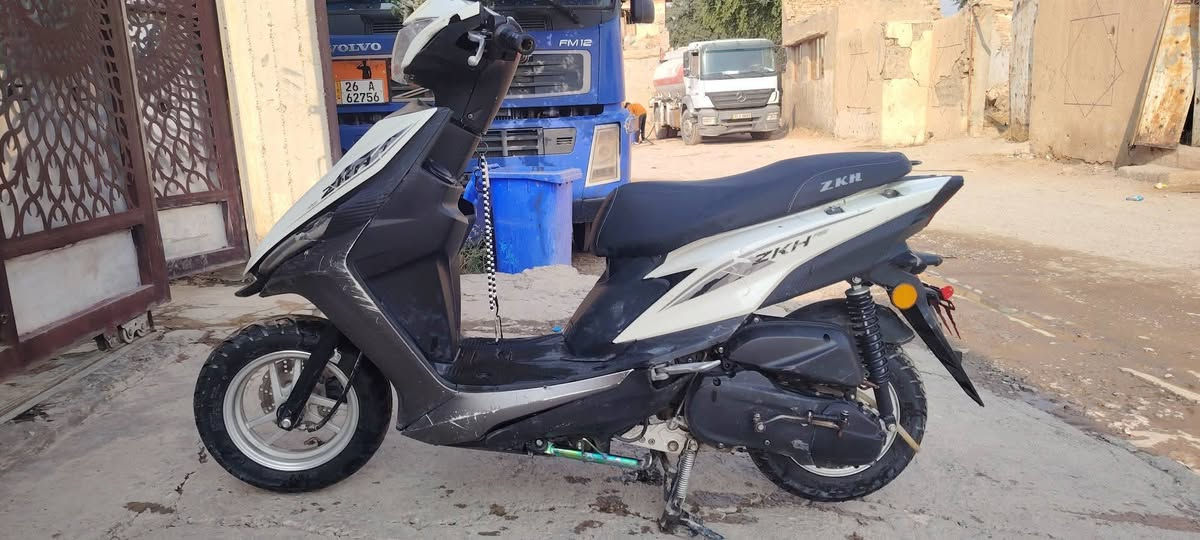 السلام عليكم دراجه ماكس عدله للبيع مديل2023 محرك شرط ما مفتوحه فقط بي صوت تفيلس يصير بدون فتح محرك كابريتر وشوته وفيت بم وسلف وباتري ولايت زنون كلو جديد السعر 525وبي مجا العنوان بيجي الرقم ***********
