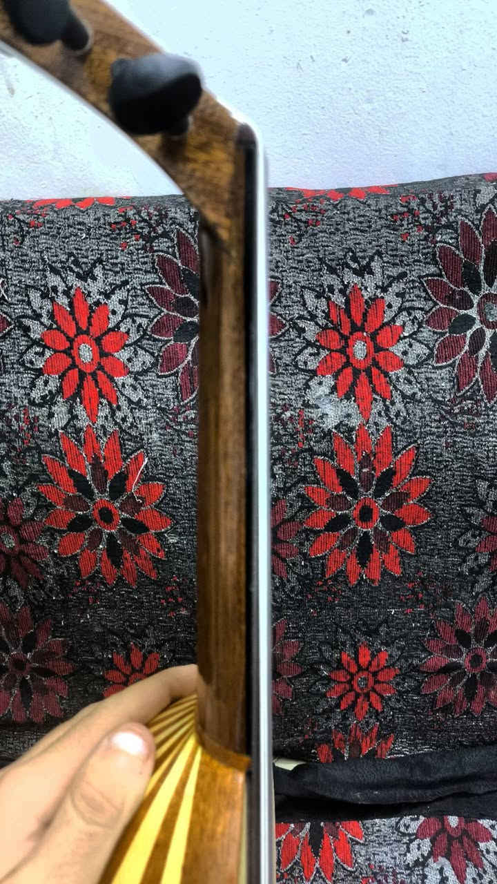 عود تركي صناعه يدويه وليس التجاري الصيني ضهر جوز ورد الفرسه خشب وليس بلاستك مفاتيح خشب سيت اوتار اليس جديد مركب عليه سعر 160 وبي مجال جدا جدا بسيط فقط داخل البصره تواصل واتساب فقط***********
