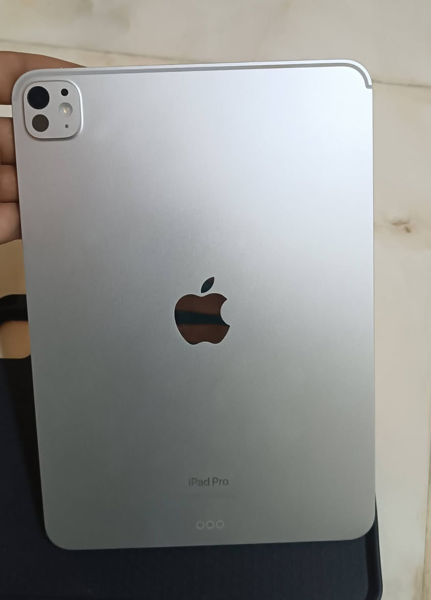 السلام عليكم، للبيع جهاز iPad Pro M4 
الموديل: iPad Pro M4 (شاشة 11 إنش).

​الحالة: نظيف جداً جداً 

​صحة البطارية: نسبة البطارية 93% (أداء ممتاز وعمر طويل).

​الضمان: الجهاز رسمي وتحت الضمان لغاية شهر 11.

​الملحقات: الكارتون الأصلي مع كافة ملحقاته الرسمية.

​السعر: مليون دينار (وبي مجال بسيط للشراي ).

الموقع: النجف 

***********   لايوجد توصيل
