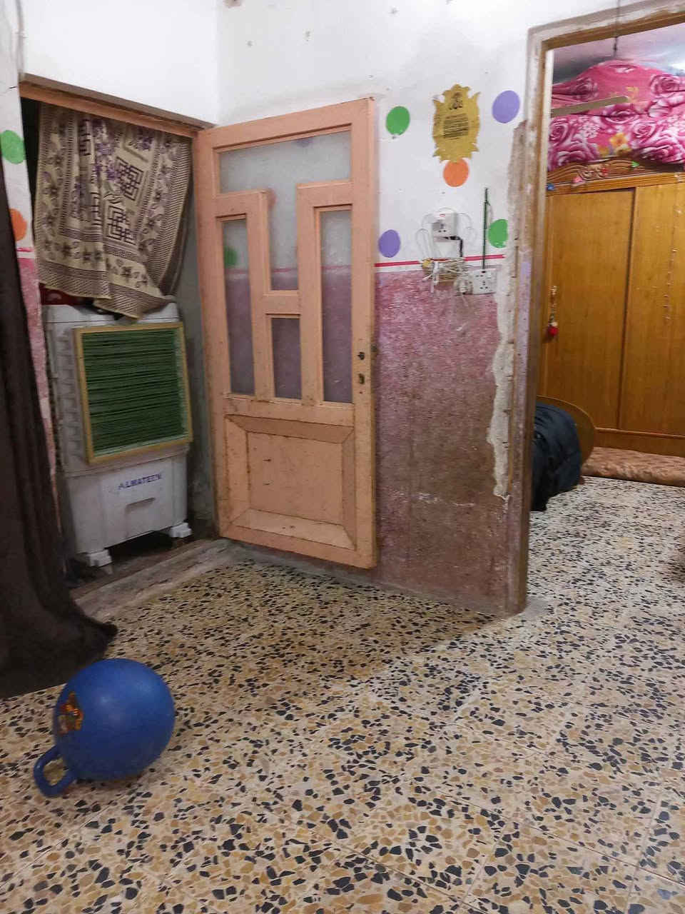 بسم الله الرحمن الرحيم

بيت🏠 للبيع المساحه 50 متر طابقين

حي النداء شارع جامعه الكفيل

      📌خلف اسواق ابن عنوز

#يبعد عن الشارع العام 10 بيوت فقط

السعر بلاش 44 مع المجال بحاجه الى ترميم بسيط

يحتوي على غرف عدد 3 
      صاله فوك + صاله جوه
مطبخ عدد 2 وحمامات فوك وجوه

بيع مستعجل بسعر مناسب جدا

للاستفسار ***********
