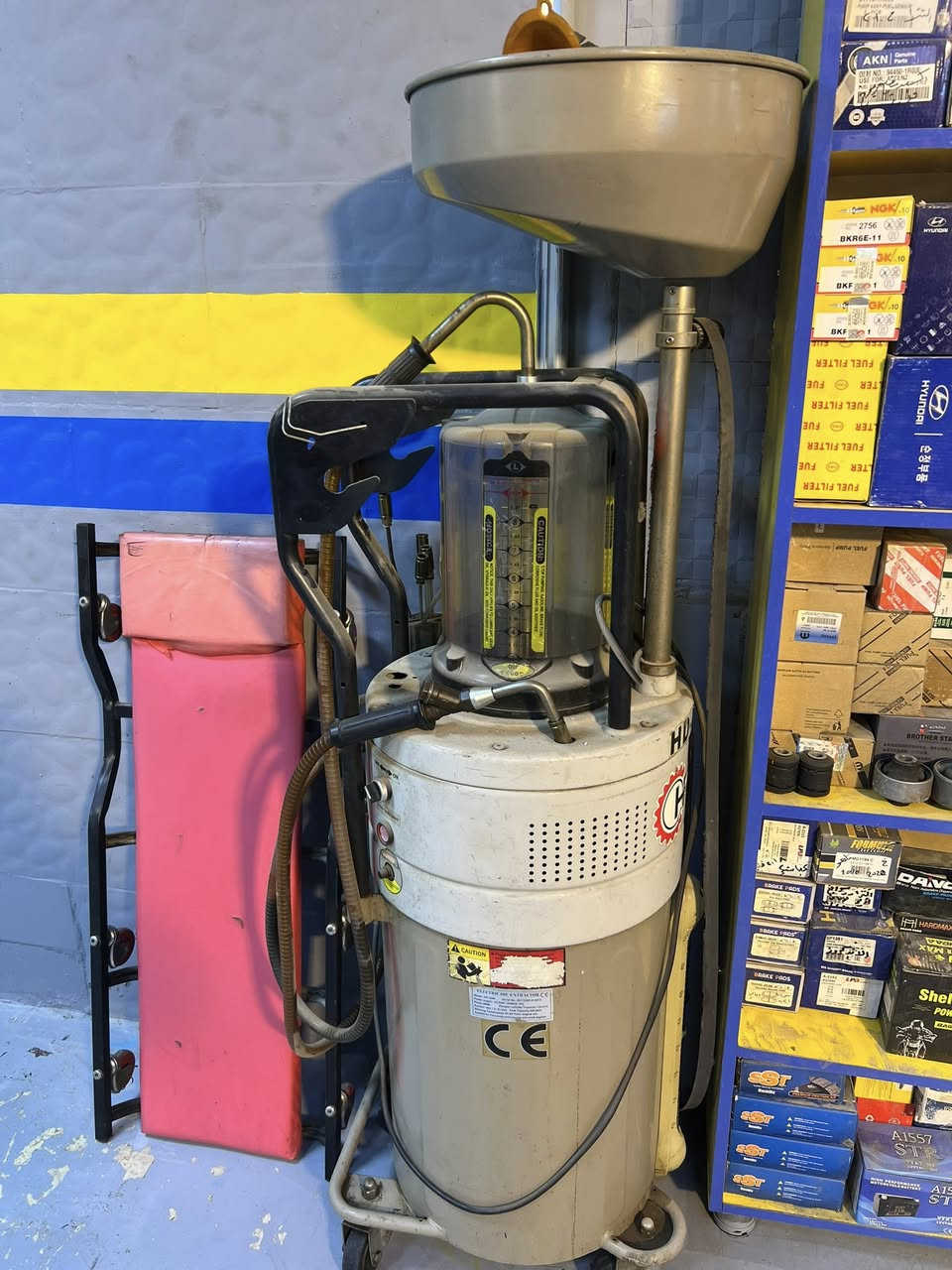 جهاز شفط دهن +جهاز نايتروجين+مضخة غسيل ايطالي 5ونص حصان سنكل في.  جك 3 طن. عربة صيانة تبريد السيارات. جميع الاجهزه بحالة ممتاز. مكاني بغداد الكرادة شارع العطار. ***********
