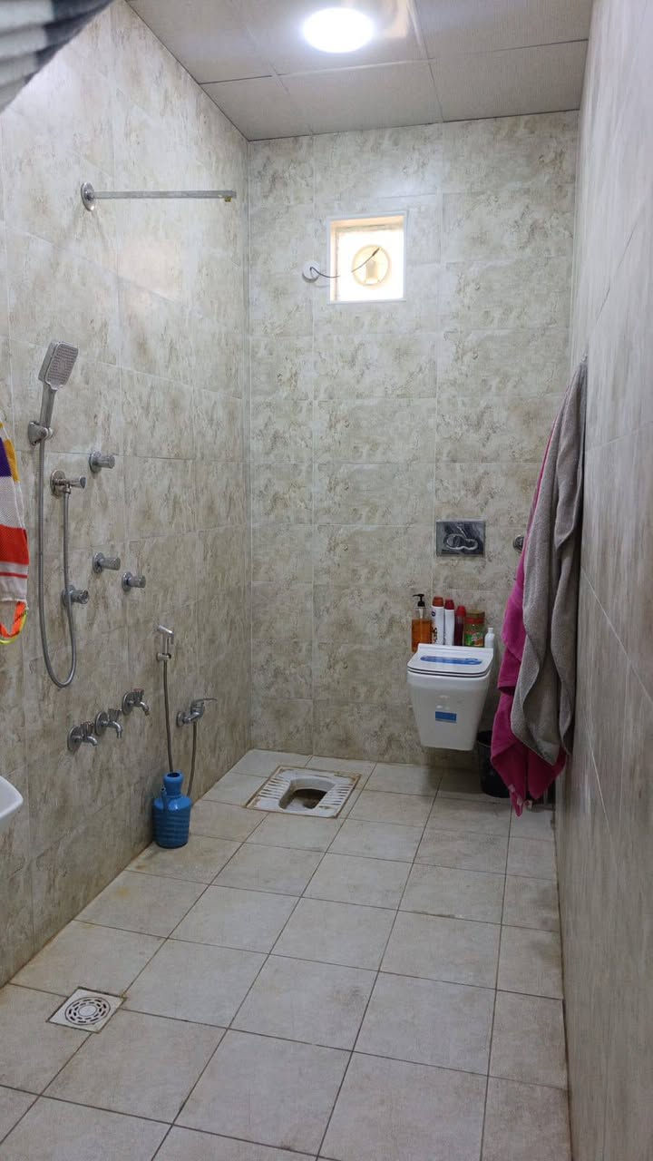 من رخصت الادمن يوجد البيت البيع غرفتين وصاله ومطبخ وستقبال وصحيات المساحه 400 طابو زراعي سند25 خدمات كامله العلكايه كهرباء ومياه وخط مولد وخط الانترنيت ضوئي ***********
