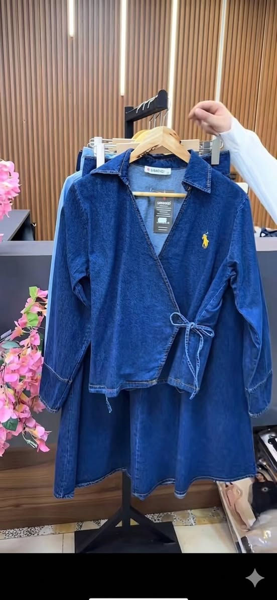 ✨ طقم جينز أنيق للبيع ✨  

طقم قطعتين (تنورة + جاكيت)  
القماش جينز مرتب وخفيف 💙  
جديد مملبوس ولا لبسة  

القياس: 44 (كبير عليه واريد ابيعه )  

💰 السعر: 30 ألف (قابل للتفاوض البسيط)  
📍 كربلاء – شارع أبو طالب  

📞 للتواصل: ***********  

ستايل كيوت ومرتب وينلبس يومي أو طلعات 🌸
