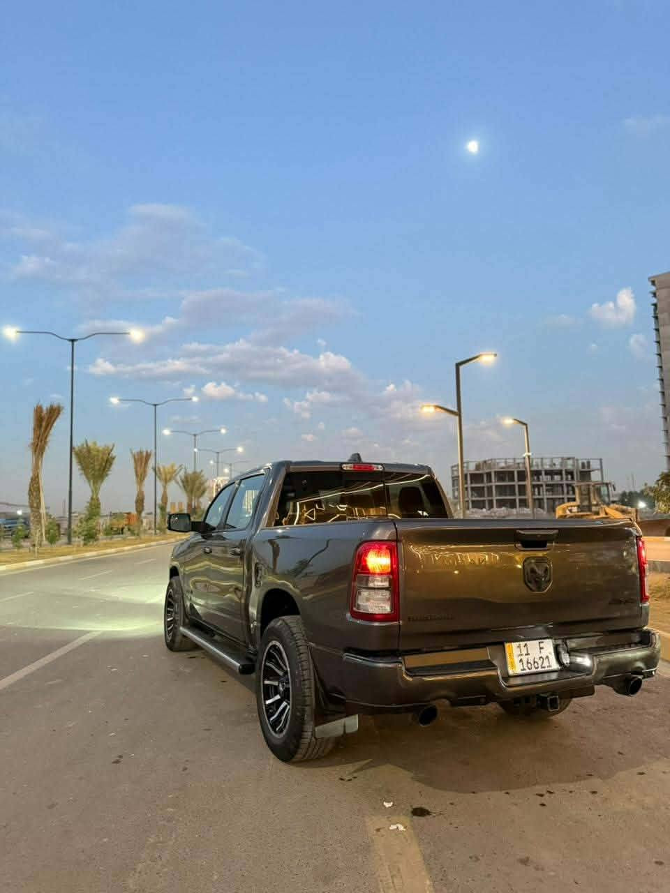 سلام عليكم
دوج رام موديل( ٢٠٢٢ )
8 سلندر 
باب طويل بدي قصير 
حادث موضح بلصور ؟ وبيها جاملغ خلفي مرشوش كلير وتكمه وره سايق بيها ضربه من نزلتها ابو كرين ضربها 
محدث بجم 
تخم تاير جديد 
كير موس 
مكاني بغداد الشعب 
هاذا رقمي خابر ودلل ( *********** )
