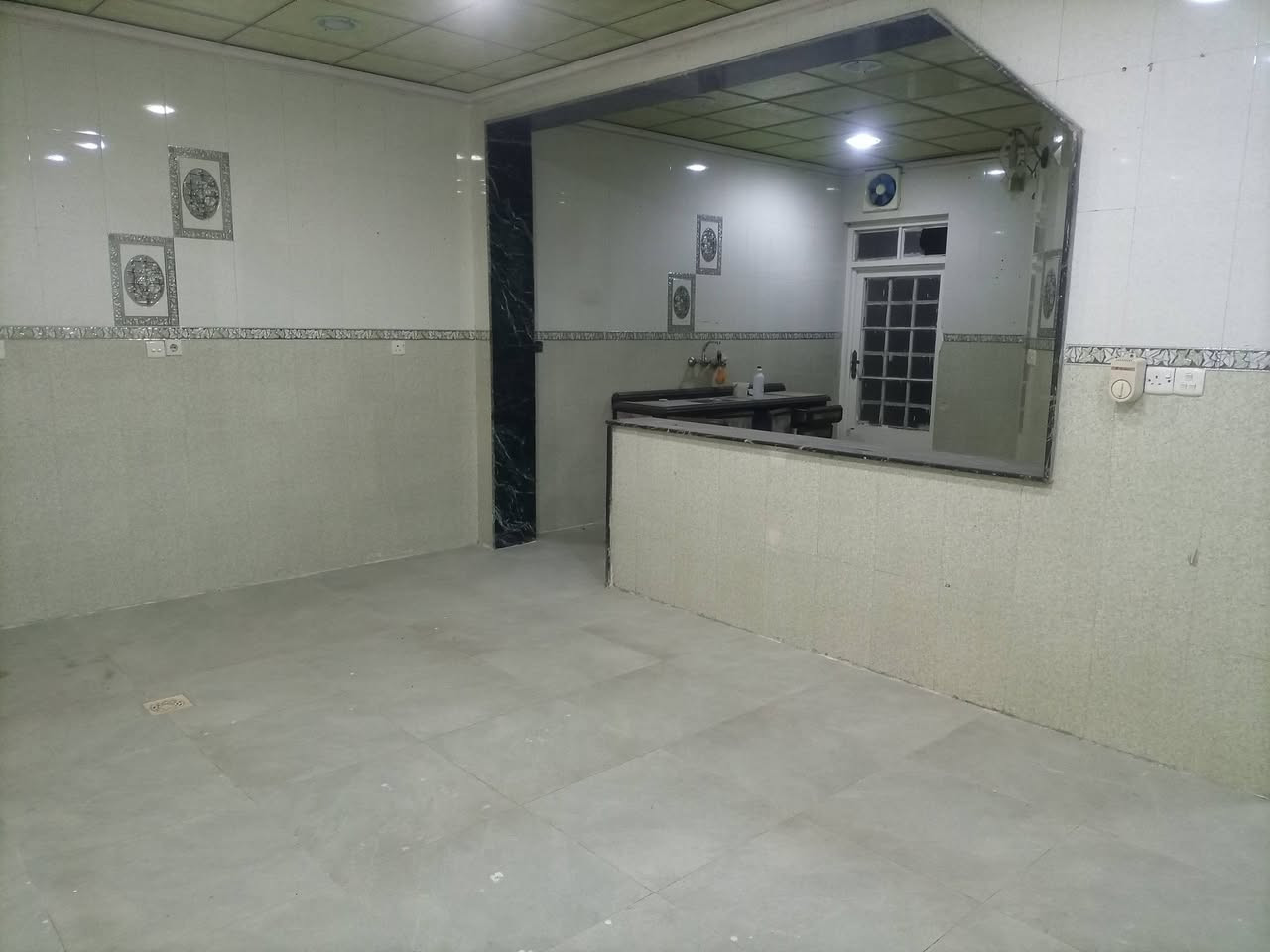 دار البيع بحي 17 تموز الاقتصاديين قريب عل شارع العام المساحه 250متر بل سند واقع حال 308 وجهه 10 الدار طابقين 6غرف نوم عنوان مكتب إطلالة الأوس بحي 17 تموز بسايدين الاقتصاديين الاتصال على الرقم التالي أو الواتس ***********
