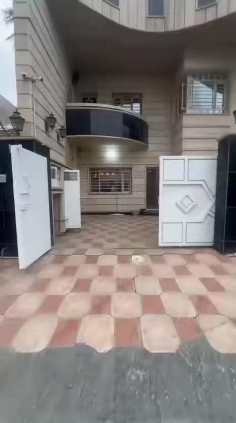 🏡 للإيجار – بيت مميز في المنصور / حي المتنبي
فرصة رائعة للسكن في أحد أفضل أحياء المنصور ✨
بيت واسع بمساحة 250 متر، موقع ممتاز وهادئ، مع مدخلين مستقلين يوفران خصوصية عالية.

مواصفات المنزل:
🚗 كراج كبير يتسع لأكثر من سيارة
🍳 مطبخ حار
🍽️ مطبخ بارد
🛋️ صالة داخلية واسعة
🧑‍🤝‍🧑 غرفة خطّار
🛁 3 خدمات صحية
🛏️ 4 غرف نوم مريحة

البيت مناسب للعوائل الباحثة عن الراحة والمساحة والموقع المميز.

📞 للاستفسار أكثر وتساب:***********
