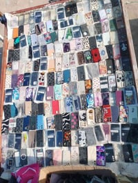 كفر مبايل حافظة موبايل اكثر من 300 قطعة بيها الاكثرية ايفون وكلكسي كله...