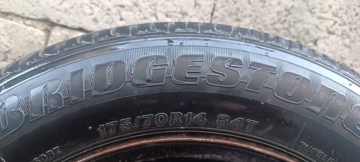 ئەم ویل و تایە بۆفرۆشتن بێعەیبە تەقیوی نیە 
قیاسی 175/70R14    84T سعری ۳۰ هەزار قوفڵێتی 
*********** السليمانية, العراق
