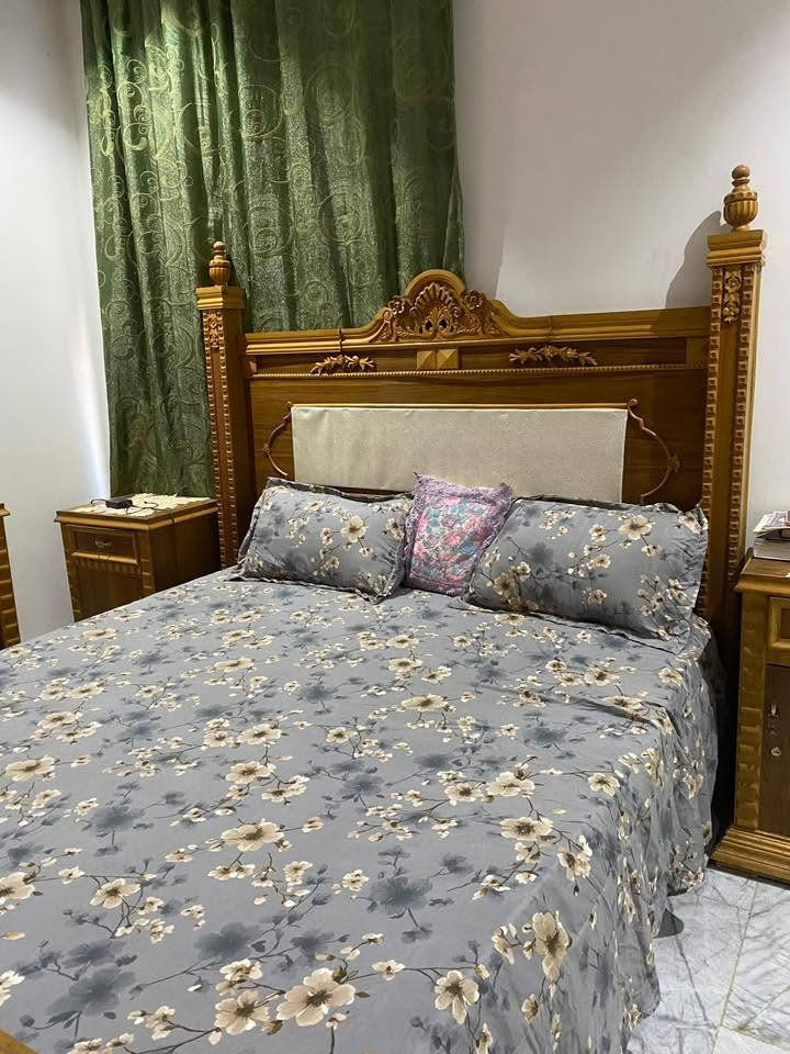 السلام عليكم 
عندي غرفه صاج عراقي نضيفه جدا 
6 قطع 
كنتور ٦ بيبان لغرفه ضخمه ونضيفه 
مكاني بغداد الشالجية
سعرهه : مليون ٢٥٠ ومجاله جدا بسيط 
***********
