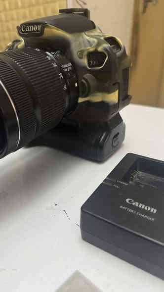 تجي تفحص وتاخذ 
كامرات عدد2 
70 دي كانون
700 دي كانون 
زوم 100:400
عدسة 18:135
شاحنة وبطارية وكرب لل700 
مكاني بغداد حي الامين 
***********
