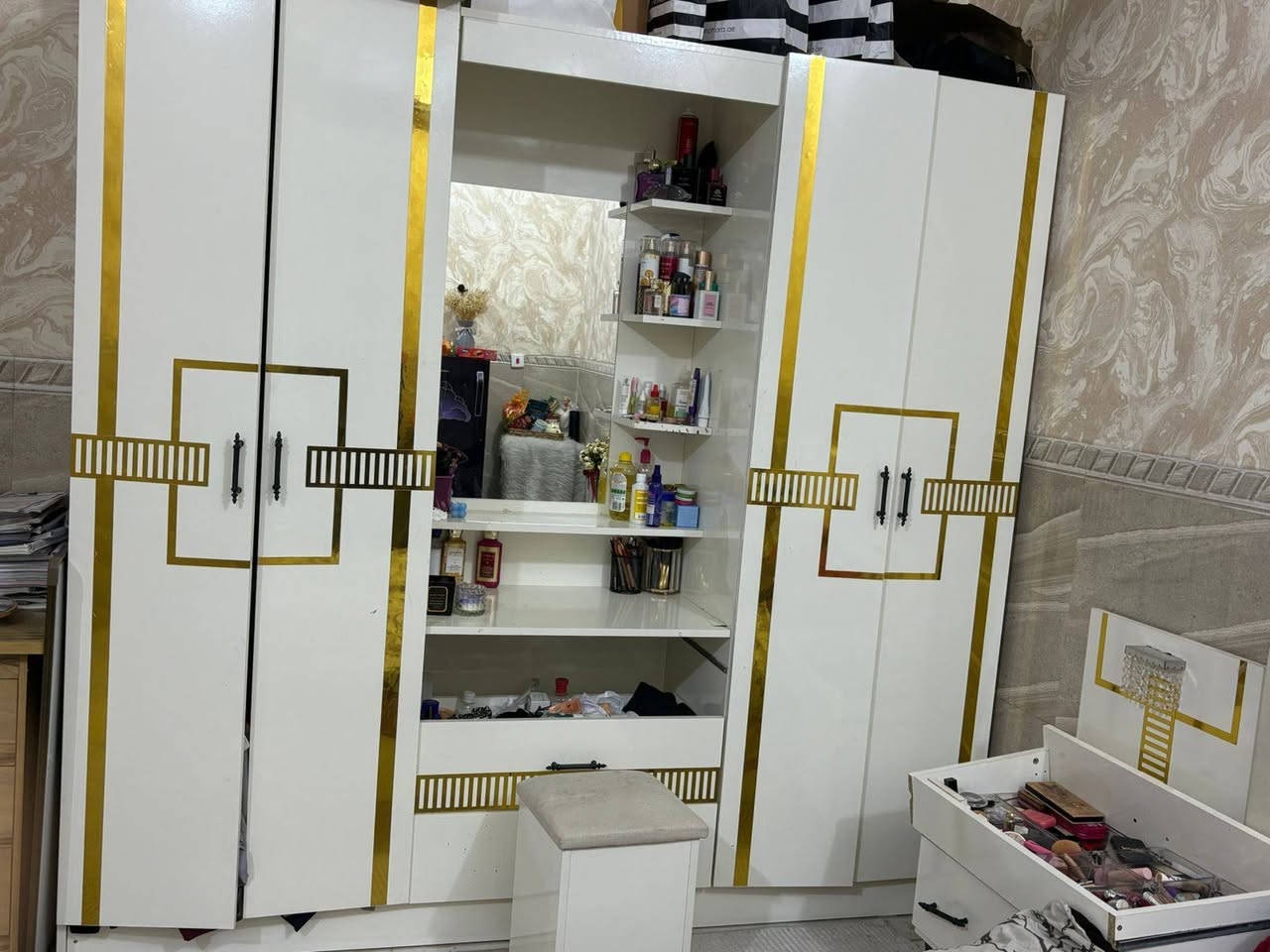 غرفه للبيع ٥ قطع مابيها ضرر بس المجر مالتها فالت والسرير خزان نضيفه اخت الجديده
للتواصل على هذا الرقم ***********
