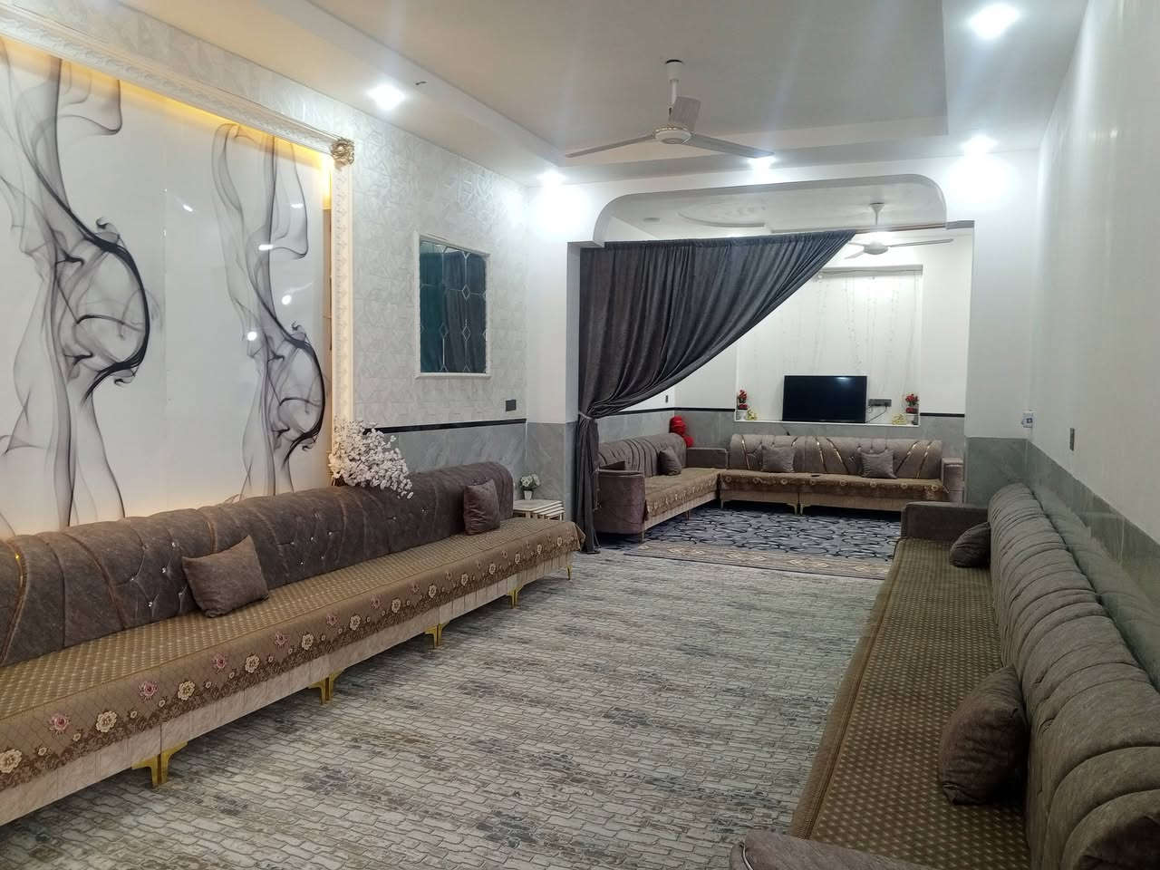 السلام عليكم بيت للبيع المساحه 200متر يحتوي على استقبال 7/4
وصاله 9/4
وغرفتين 5/4كل غرفه
مطبخ حار او مطبخ بارد
صحيات داخليه او خارجيه 
بناء جديد صارله أقل سنه 
موقع كربلاء حي الساهرون ثالث قطعه عن شارع الحزام الاخضر قرب مجمع الغدير موقع كلش حلوو 
سعر 147وبي مجال قليل 
***********
***********
