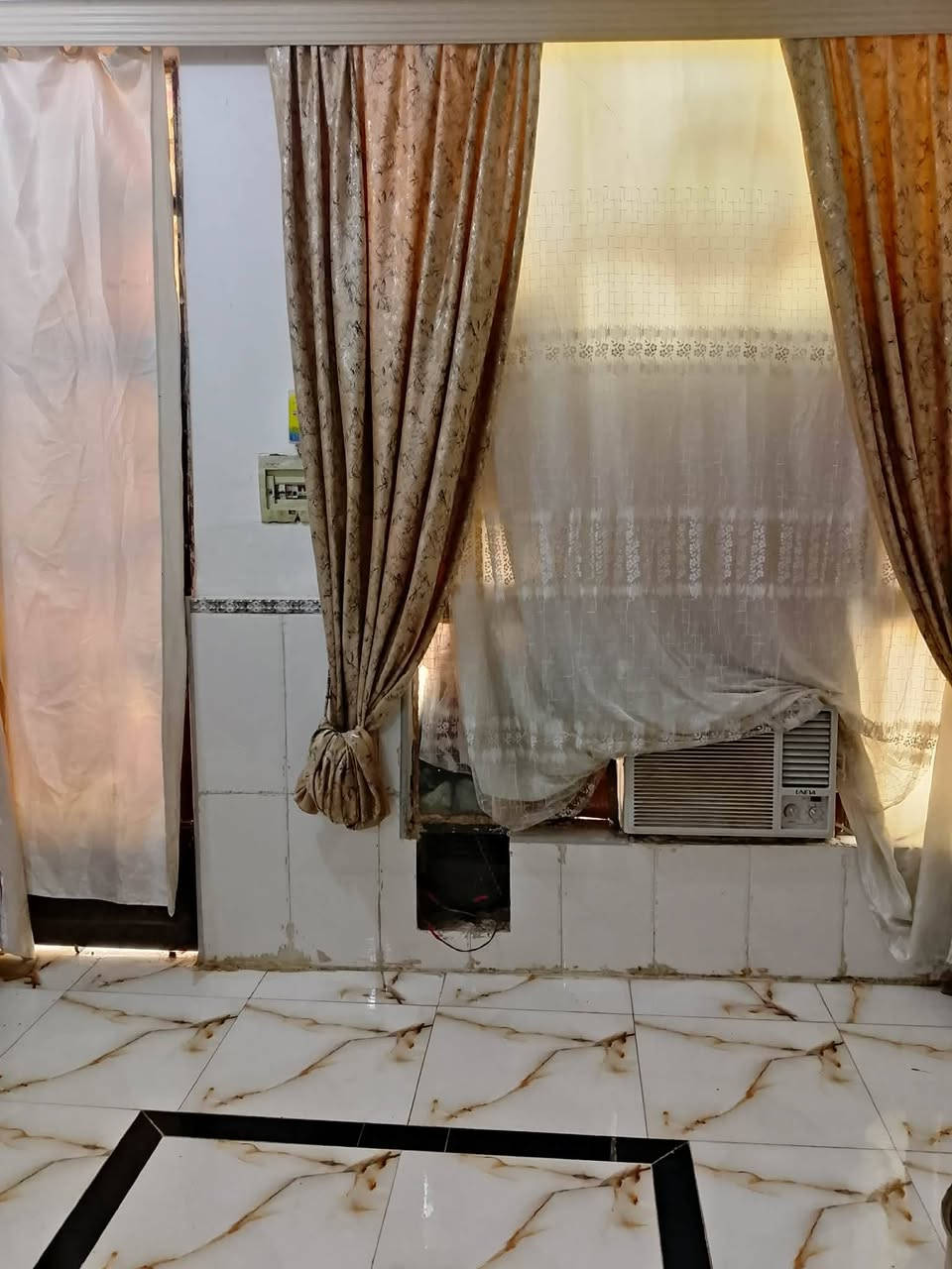 السلام عليكم بيت للبيع مساحه ميتين متر البيت بناء بلوك بتلو طابوك سكف صب يتكون غرفة نوم ٥في ٤ صاله ٧في ٤ مطبخ اربعه في ٤ استقبال ٨في ٤ المكان حي الجوادين شارع البدير استفسار أكثر اتصل ***********
