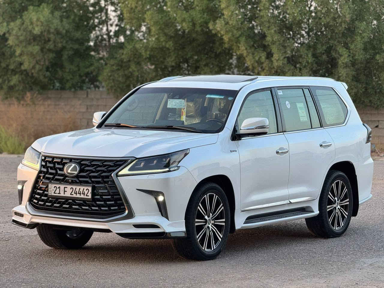 للبيع سيارة لكزس LX 570 موديل 2016 
ملاحظة: (( السياره مكفولة كفاله عامة فقط باب السائق مصبوغ مثل ما موضح بالصور و موجود صورة لتقرير الفحص ))

المحرك: V8 بسعة 5.7 لتر

قوة 362 حصان

ناقل الحركة: أوتوماتيكي بـ 8 سرعات مع خاصية التحكم التتابعي.

نظام الدفع: دفع رباعي مستمر مع قدرات متقدمة للطرق الوعرة. 

توزيع المقاعد: 8 مقاعد موزعة على ثلاث صفوف ،( مقاعد أمامية حاضنة، وصف ثانٍ قابل للانزلاق كهربائياً وصف ثالث قابل للطي كهربائياً).

شاشة عرض قياس 12.3 بوصة ونظام ملاحة، مع نظام صوتي فاخر يتكون من 9 سماعات.

التجهيزات: مقاعد جلدية ناعمة، تدفئة وتهوية للمقاعد الأمامية، وإضاءة داخلية LED محيطية. 
الأمان والتقنيات

نظام الأمان (Lexus Safety System+): قياسي ويشمل نظام مراقبة ما قبل التصادم مع كشف المشاة، ونظام تنبيه مغادرة المسار، ومثبت سرعة راداري.

الوسائد الهوائية: مزودة بـ 10 وسائد هوائية قياسية لحماية الركاب في الصفوف الثلاثة. 

السعر 590 
المكان النحف
التواصل : ***********
