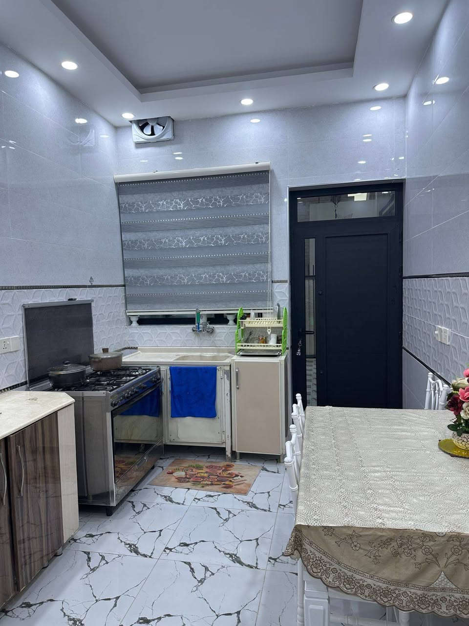 بيت للبيع في داره كوناره مساحه 150متر الدار زراعي طابقين طابق الأول مطبخ هول داخلي استقبال غرفه نوم صحيات طابق الثاني غرفتين نوم و صحيات وصاله كبيره للاستفسار الاتصال على الرقم ***********.
