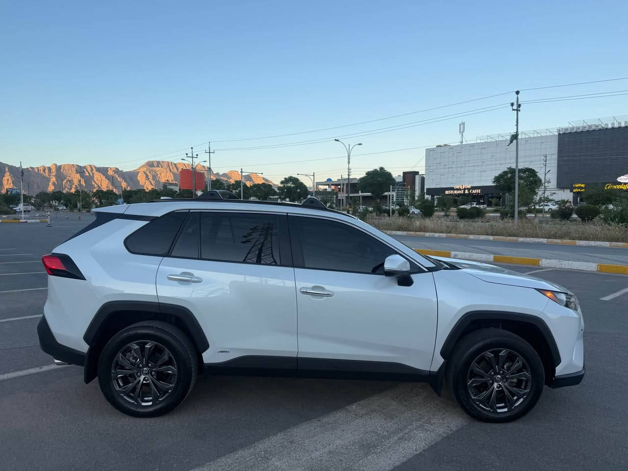 RAV4 2024 limitid hybrid 
سەيارەکە ئەمريکيە فول فول مواسەفاتە 
سلایتە -شاشە ديجيتاڵ-کامێرا ٣٦٠-ڕادار ٣٦٠-ئاوينەی ناوەڕاست کامێرايە-هايبريدە-سوکان و کوشن هيتەرە-کوشن کارەبايە-کوشنی دواوە هيتەرە-وايەرلێس چارجە-وايەرلێس carplay- مۆدی sport u eco u normal-دابڵ ئەکسلە AWD-سەماعە JBL
سەيەرەکە ٢ پارجەی بۆیاخە بۆنیتو جەمەلەخ زۆر پاک و جوانە ٢١ m رۆیشتوە 
شوین رانیە 
***********
*********** رانية, السليمانية
