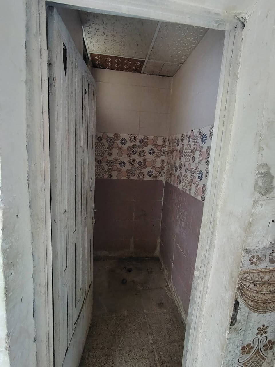 بيت للايجار الدوانم فرع واثق البيت يحتاجلة تنظيف البيت اعلى من الشارع غرفتين ومطبخ وصالة وطرمة صغيرة 250 الف .. الاستفسار ***********.. غير متواجد فيس
