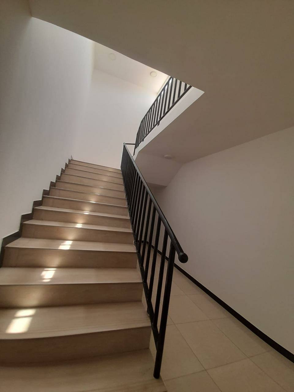 للإيجار بيت مساحه 120م  ثلاث طوابق في الكراده خارج  خمس غرف نوم الإيجار السنوي 30 مليون مع المجال ايجار يرهم  شركات أو عوائل 
***********
