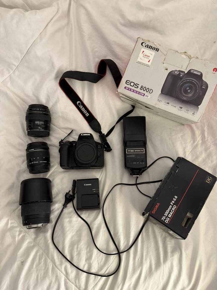كاميرا  كانون( canon 800d) للمبتدئين للبيع
 مع ملحقاتهاً كامله 

عدسه (55/18)
وعدسه 85mm
وعدسه 70-300 mm 
DG mACRO
حزام كتف 
وجنطه 
رام 32
شاحنه  أصليه 
بطاريه اصليه 
وفلاش سبيد لايت يشتغل على البطاريه 

الكامره تتميز 
بمستشعر CMOS بدقة 24.2 ميجابكسل بتنسيق DX.
المستشعر والمعالج
• 24.2 ميجا بكسل — مستشعر APS-C CMOS عالي الجودة.  ￼
• نظام تركيز Dual Pixel CMOS AF يساعد على تركيز سريع ودقيق خصوصاً في تصوير الفيديو.  ￼￼
🔹 الشاشة لمس وقلابه
⸻
مميزات كاميرا Canon 800D

✔ جودة صور ممتازة (24 MP).  ￼
✔ نظام تركيز قوي وسريع.  ￼
✔ شاشة قابلة للدوران تعمل باللمس 
ممتازة للفيديو والصور ..

 للاستفسار   اكثر وللشراء  ولمعرفة السعر 
إرسال على الرقم ***********

