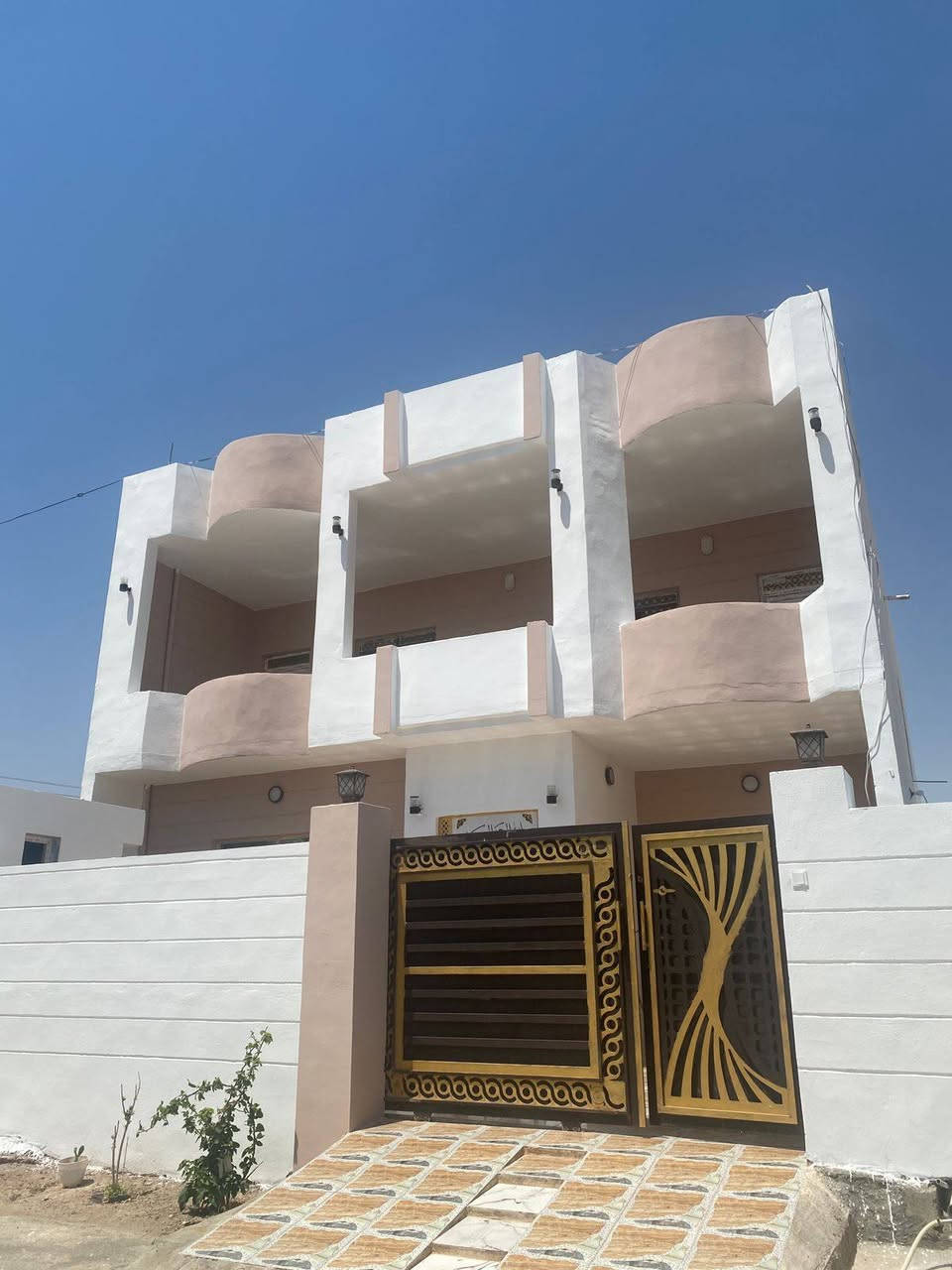 للبيع بيت مساحه 250م طابقين يحتوي على5غرف نوم القريه الجامعيه سريع تكريت خلف سيطره ابوعقرب  مجاور الفرسان شارع تبليط واصل كافه الخدمات بسعر مناسب الاستفسار الاتصال بصاحب منزل مباشر ***********
