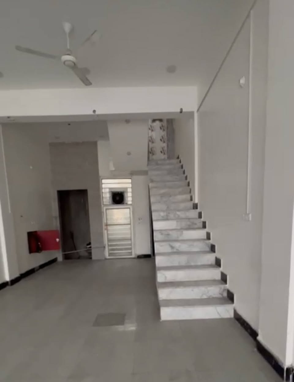 للبيع بناية تجارية موقع مميز – شارع الزهراء الرئيسي
بناية تجارية حديثة البناء سنة 2025
بناء درجة أولى ومواصفات ممتازة
📐 المساحة: 100 م² (5م × 20م)
🏢 عدد الطوابق: طابقين
🧱 تصميم الطوابق على شكل قاعة مفتوحة (مناسبة لعدة نشاطات تجارية)
 بيتونه  8 متر – قابل للإضافة أو الاستفادة المستقبلية
📍 الموقع: شارع الزهراء الرئيسي – موقع تجاري حيوي جداً
✅ مناسبة لـ:
عيادة
مختبر
صيدلية
مكتب شركة
مركز تدريبي
مخزن تجاري
مطعم أو كافيه
💰 السعر: يُذكر عند الاتصال فقط 
📞 للاستفسار والاتصال على صاحب العلاقة مباشرة مكلف بنشر:  
ه‍ // *********** دهل اوران, واسط
