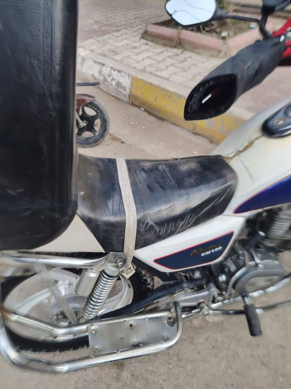 السلام عليكم شباب دراجة جني للبيع موديل 2017 اوراقهة كاملة كمرك مدفوع بس ترقم كلشي بيهة جديد ما بيهة اي نقص مكان ديالى المقدادية شارع  الاطفاء ***********
