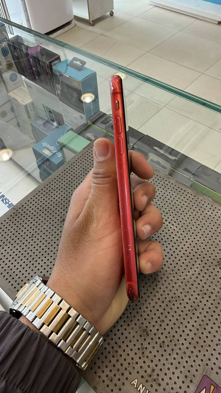 11 عادي لون احمر ذاكره 256 بطاريه 66 جهاز فقط مستبدل شاشه نوعيه كلشي زينه سعره 180 عنوان سيديه شارع تجاري ***********
