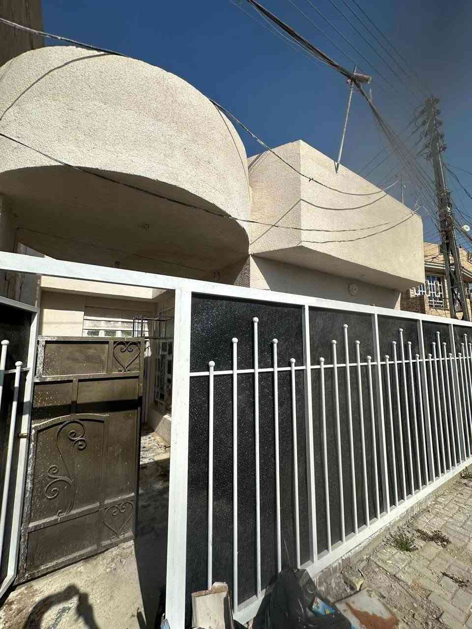دار للبيع مساحه ٧٥ متر واقع حال ٨٠متر طابق واحد قرب مستشفى التركي مقابل مدرسه احمد راضي على شارع عريض والبيت ركن موقع كلش حلو للاستفسار الاتصال على الرقم ***********
