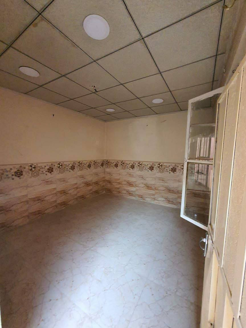 بيت للايجار مساحة 90 متر مرتب للاستفسار *********** غرفتين نوم ومطبخ وحمام
