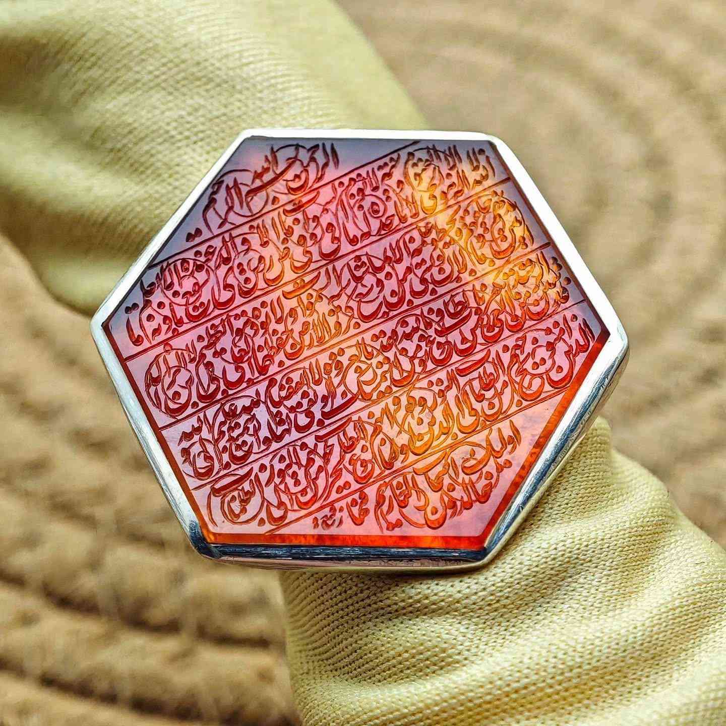 بسم الله ماشاء الله 
التحفة اليمانية عبارة عن لوحة متكاملة سبحان الله 
١- خامة من العقيق اليماني الأصيل الملكي الزعفراني حقيقة يعجز الوصف عن وصفه( تقطيع سداسي )
٢- نقش يدوي بالكامل احترافي للفنان (محمد همداني/ امضاء  رفيع ) ويسمى بخط (النسخ الكوفي المزخرف ) نقش على الحجر  (آية الكرسي كاملة) من ( اللهُ لآ أله إلّا هوَ الحيُّ القيُّوم .....الى....... هُمْ فيهَا خَالِدُون )
٣- صياغة يدوي ثقيل روعة للصائغ المبدع ( سجاد )
٤- قياس الخاتم ٢٥ 
@إشارة 
يوجد توصيل داخل بغداد ولجميع المحافظات الحبيبة 
للتواصل واتساب ***********
