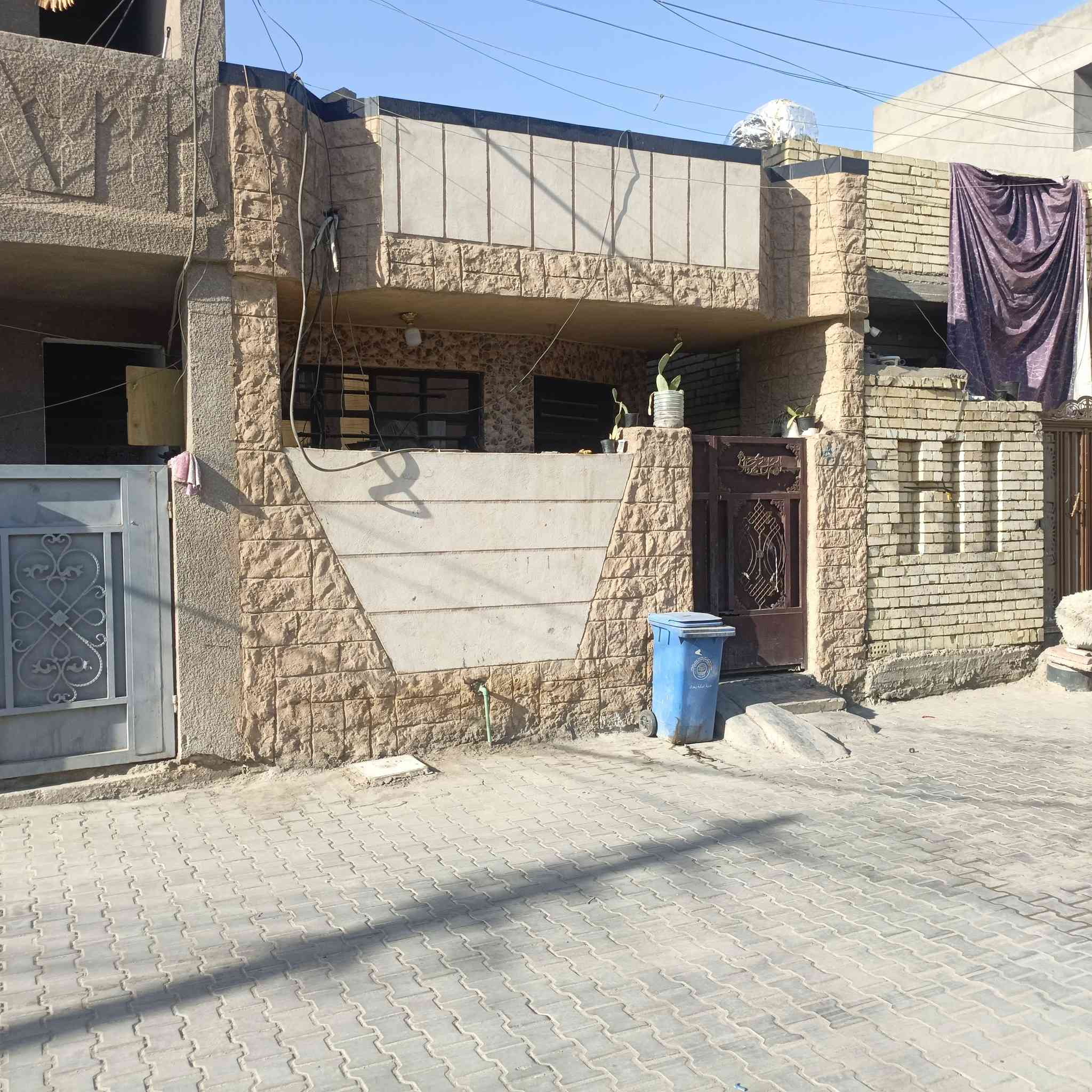 السلام عليكم 
عرض بيت للبيع مساحه 75متر في بغداد الجديدة قرب روضة المقدم تجاوز مسجل 
الاستفسار ***********
