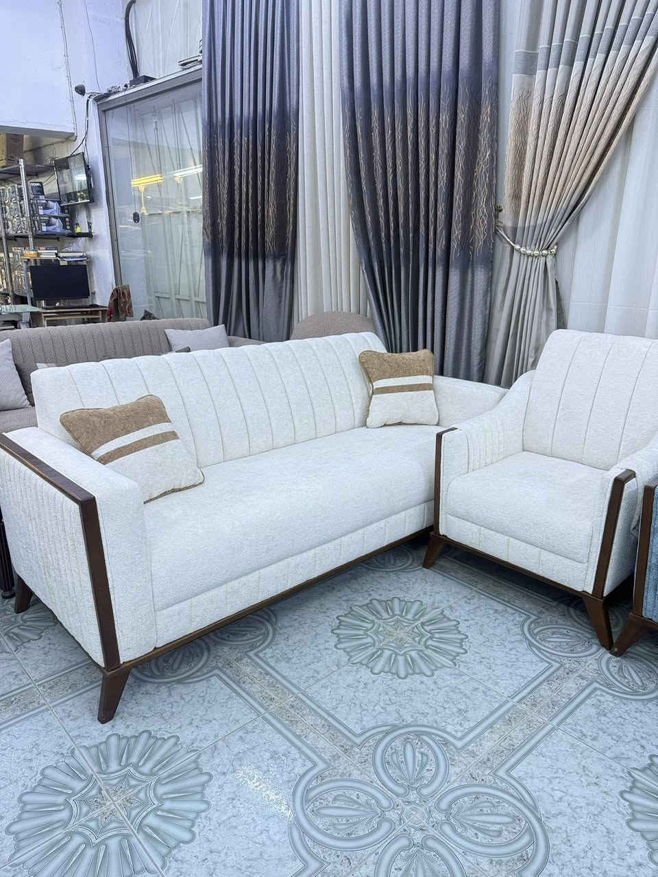 وصول 
 طقم مودرن

يتكون من 10 مقاعد

🏠 العنوان 🏠
هيت- شارع الچري مقابل فرع باب الحاره

للحجز والاستفسار مراسلة الصفحة او الاتصال على الرقم ☎️📞
***********
