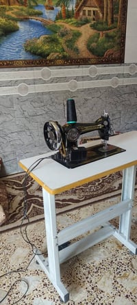 مكينة خياطة ام فراشة جديده مع الميز مستعجلين على البيع سعرها 70 الف وا...