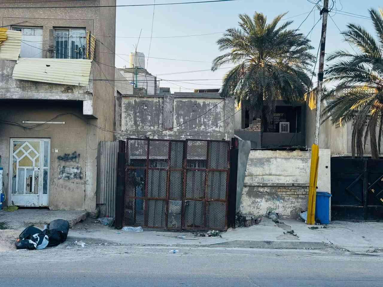 السلام عليكم دار للبيع يعتبر قطعه ارض المساحه ١٩٣ الواجه ٥'٦ والنزال ٣٠ في بغداد الزعفرانيه منطقه الرشيد ال٦٠٠ يبعد عن الشارع العام ١٠٠ متر مقابل المنتزه سند مستقل باسمي للاستفسار الاتصال على هذه الرقم ***********او واتس اب
