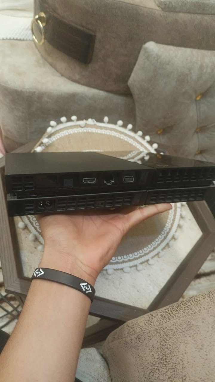 سلام عليكم بلي 4 نضيف كامل ملحقات 3 يدات جدد وحده اصليه يجي ويا لعبه ذلاست اوف وفيفا20 ولعبه سباق سعره 175 عنواني بغداد الدوره شارع 60 
***********
