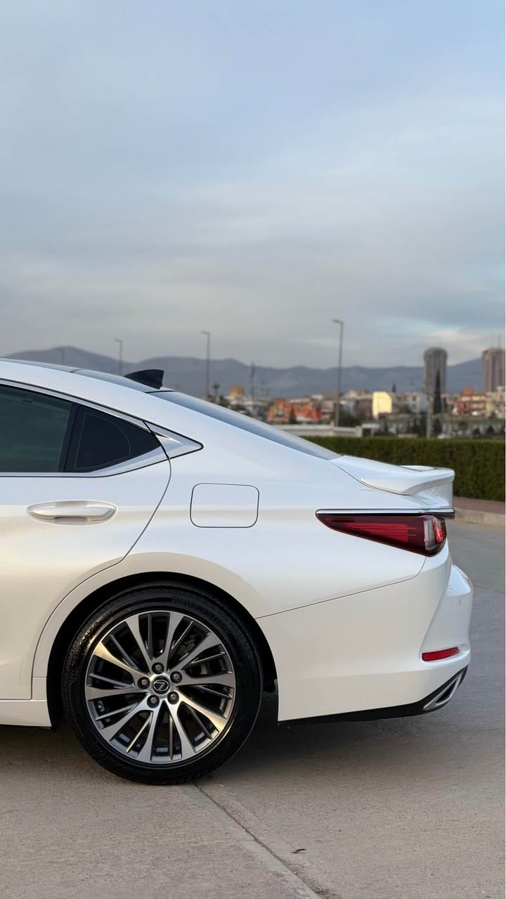 lexus es 350 2021 
تایبەتمەندی : خەلیجی 
بێ بۆیاخ بێ سارد و تەعدیل  clean title ✅
ماوەی ڕۆشتن : ٥٨٠٠٠ کیلۆ مەتر 
مواسەفات : 
پانۆراما 
پێنج پەردە 
کامیرا ٣٦٠ 
رادار ٣٦٠ 
شاشە گەورە
خەتی جادە 
سندوق کارەبای 
apple carplay & android auto 
کوشن سارد و خەزن 
ئاوێنە ڕادار 
سەنەوی تا ٢٠٣١ تازەیە 
نرخ : ٣٦٨
بۆ پەیوەندی : *********** 

lexus es 350 2021 
خلیجی وکالە ✅
بدون صبغ بدون تعديل و بارد ✅
ماشية ٥٨٠٠٠ الف كيلو متر 
مواصفات: 
بانوراما 
خمس بردات 
كاميرا ٣٦٠
رادار ٣٦٠
شاشة كبيرة 
تحديد مسار 
قيادة ذاتية 
صندوق كهربائي 
كشنات كهربائي و حزن و تبريد 
apple carplay & android auto 
السنوية جديدة الحد ٢٠٣١
السعر : ٣٦٨
للاتصال و استفسار : *********** السليمانية, العراق
