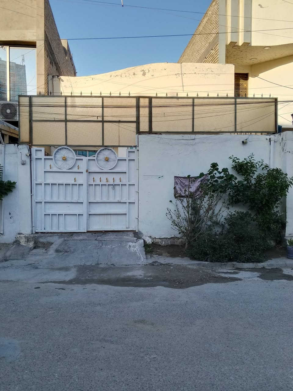 اسلام عليكم الدار للبيع مساحته 159م
طابق ونص. استقبال +صاله +مطبخ +2غرف جوه 
الطابق الثاني ثنين غرف نوم كبار بناء حديث 2020
موقع البيت الحريه شارع 30 حي السلام 
السعر 315       رقم الهاتف ***********
