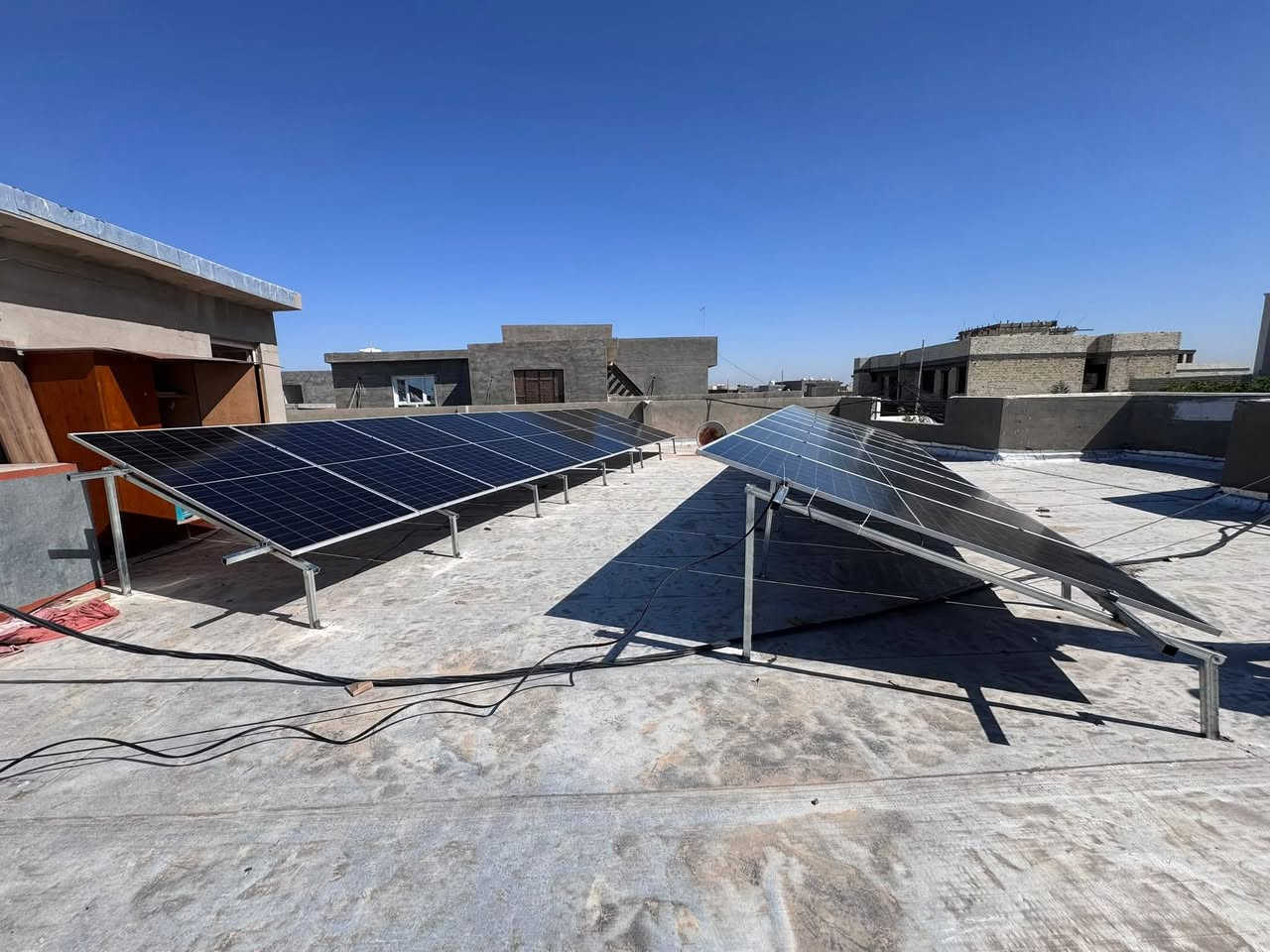 الحمدلله@إشارة 
ابطال #شركة الحربي 
يواصلون عملهم من كركوك الى العاصمة #بغداد
تم تنصيب منظومة متكاملة 
للبيت # الحاج اسماعيل السالم ابو هاجر 
بغداد / قريه المكاسب
تم تنصيب منظومة متكاملة 
40 #آمبير نهاري 
30 #آمبير ليلي 
مكونات المنظومة 
18 لوح لونجي 650 واط
بطاريه 15 k عدد 2
انفيرتر فليستي 12 ك
25.2.2026
ملاحظه : -
- ضمان الوح ( ١٥ ) سنه تبديل
- البطاريات (٥ ) سنوات تبديل 
للعلم ( شركه الحربي ) يوجد لدينا فرع ثاني في بغداد الحبيبه بأداره الشيخ علي حاتم الجبوري 
للاستفسار اتصل على الرقم : ***********
