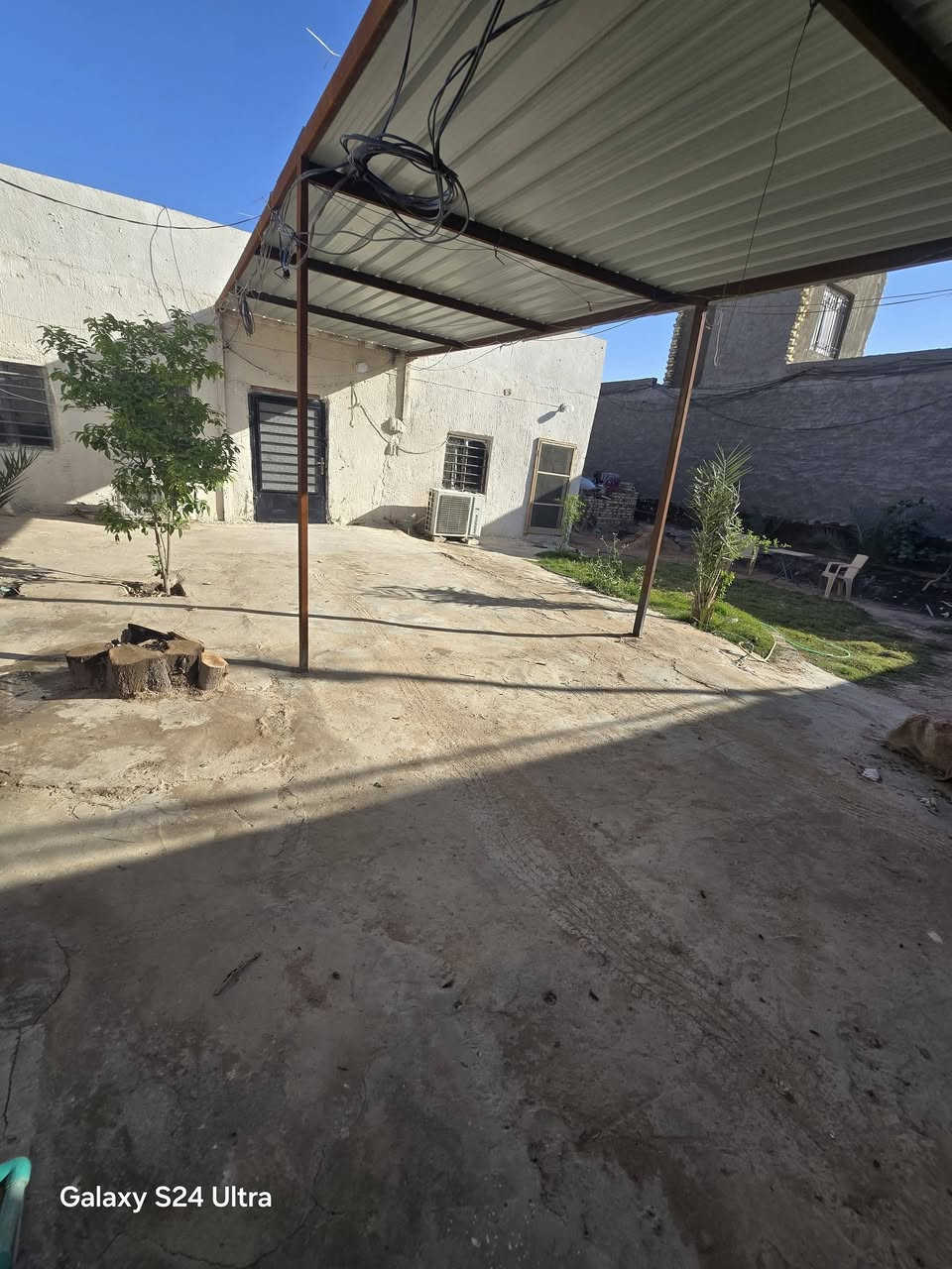 بيت لبيع بشارع المطار الجديد بشارع الحوزه مكانه مرتب المساحه ٢٦٠متر يحتوي على غرفه وصاله ومطبخ وستقبال وحديقه وطارمه وصحيات ومكشوفه السعر ٥٥ وبي مجال ومعزول منه ٦٠متر هيكل غرفه وصاله ومطبخ متر صاعد بناء للستفسار ***********
