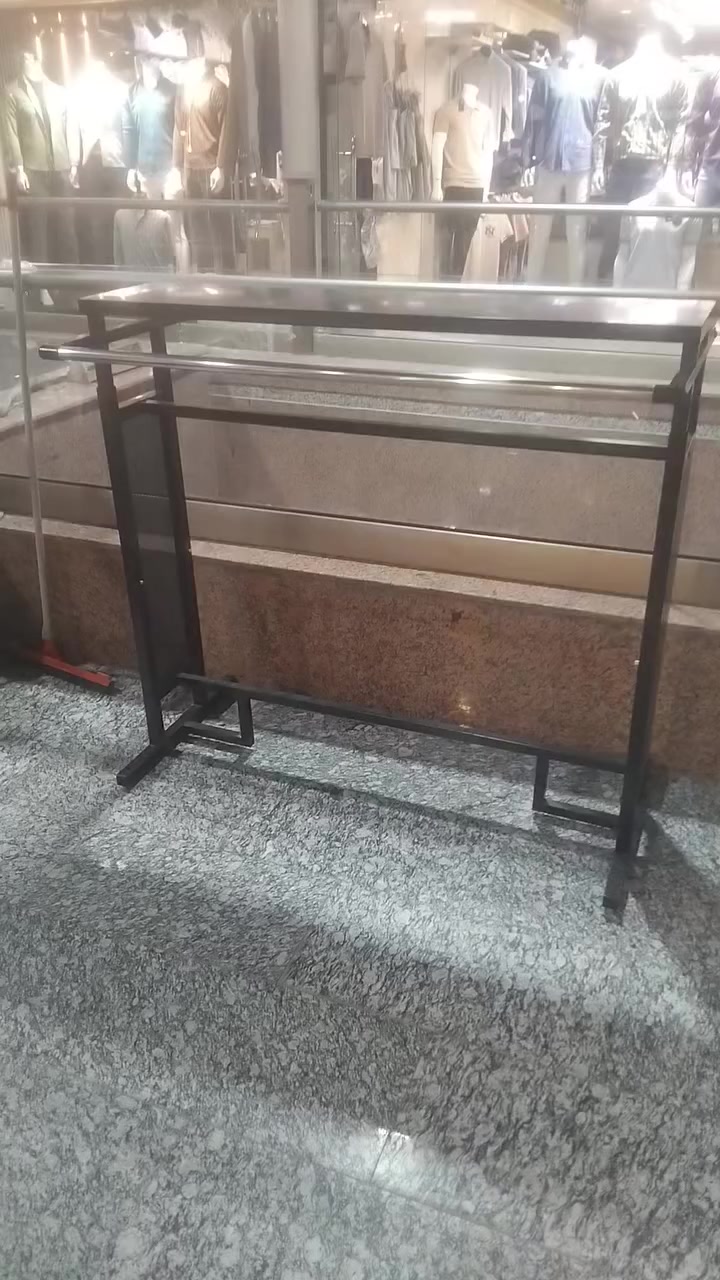 سلام عليكم عندي ستاند ملابس لي للبيع سعره ٩٠ 
*********** 
توصيل مجاني
