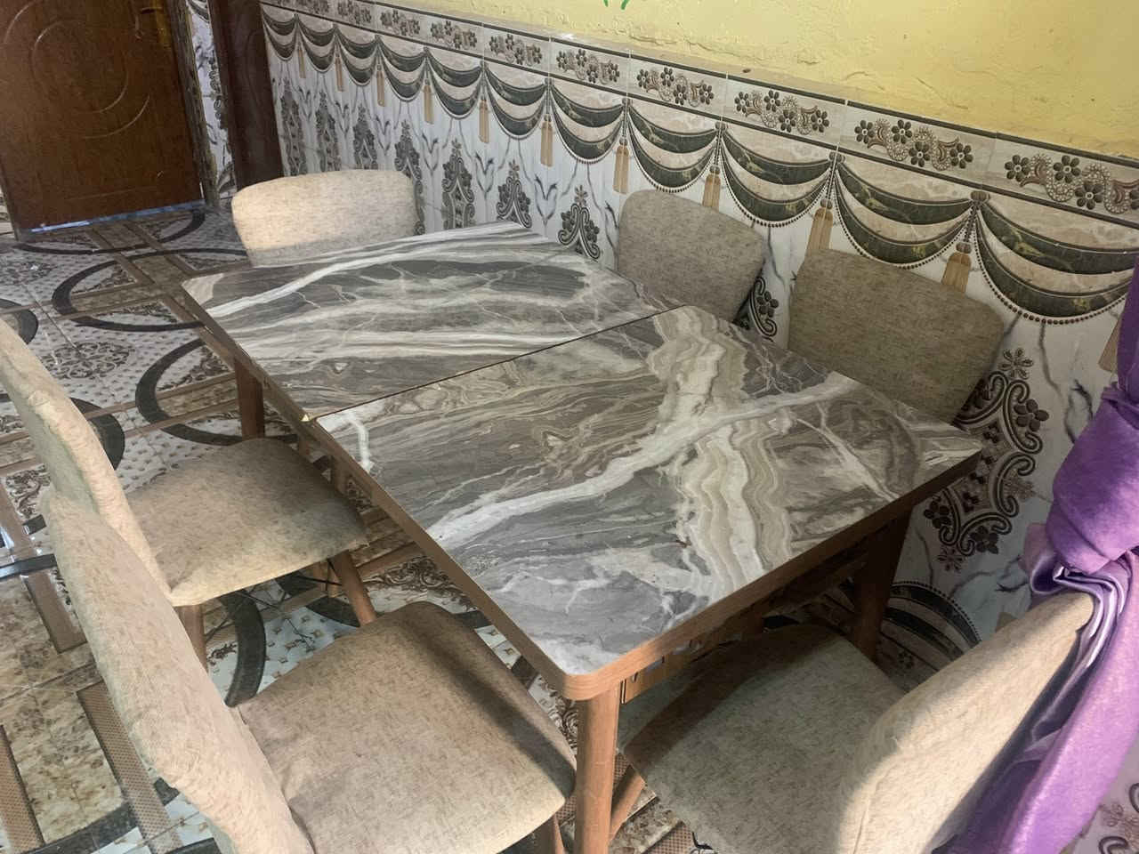 ميز طعام نضيف لسعر ١٥٠ لعنوان زبير ***********
