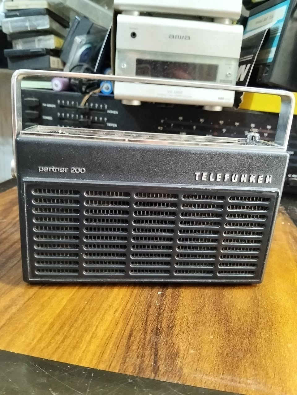 راديو تلفونكن الالماني 
صناعه ألماني صنع سنة 1976 
موجات الراديو FM MW 
سحب ممتاز للمواجات 
يعمل كهرباء 220 وباتري قلم 
يوجد فديو بالمنشور يوضح التشغيل 
للحجز والاستفسار المراسله على الخاص


**إذا كنت صاحب هذا الإعلان وتريد حذفه لأي سبب، رجاءا أرسل رسالة إلى الدعم الفني**