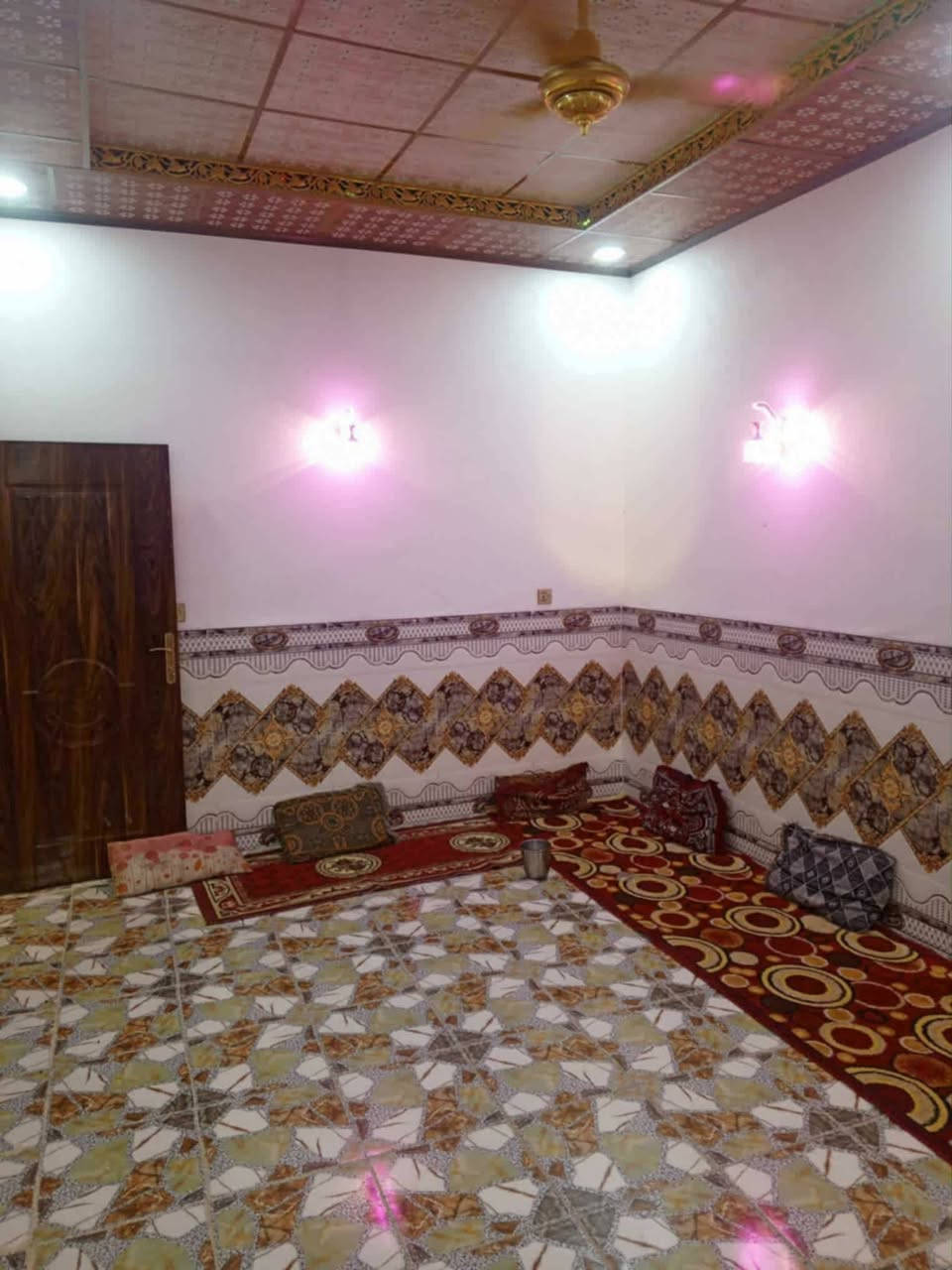 سلام عليكم البيت للبيع مساحه 110متر غرفه وصاله ومطبخ واستقبال وحمام داخلي وخارجي مكشوفه كامل مكمل اساس صب كونكريت سقف صب كونكريت سقوف ثانوي البيت كله سراميك بناءحث درجه اولى العنوان نجف شارع كربلاء عمود 136شارع الصيدليه قريب الشارع العام كافت الخدمات ماي كرهباء وموالده سوك مدارس خط كيات سوك ملاحضه البيت مشمول بل تطويب مداور ثاني يوم قرار محكمه بسمك ومعامله كامله للنتصال *********** او واتساب
