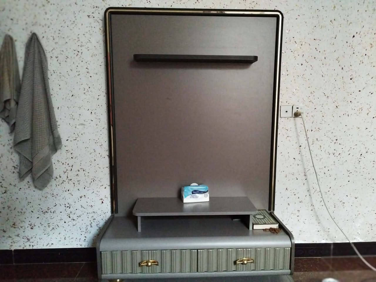 السلام عليكم ورحمة الله وبركاتة  عندي غرفه نوم للبيع تكمـه تركيه نضيفه مثل ماوضحلكم بالفيديو والصور اني الغرفه تحتوي على 10 قطع للاستفسار عالسعر الاتصال على الرقم ***********
