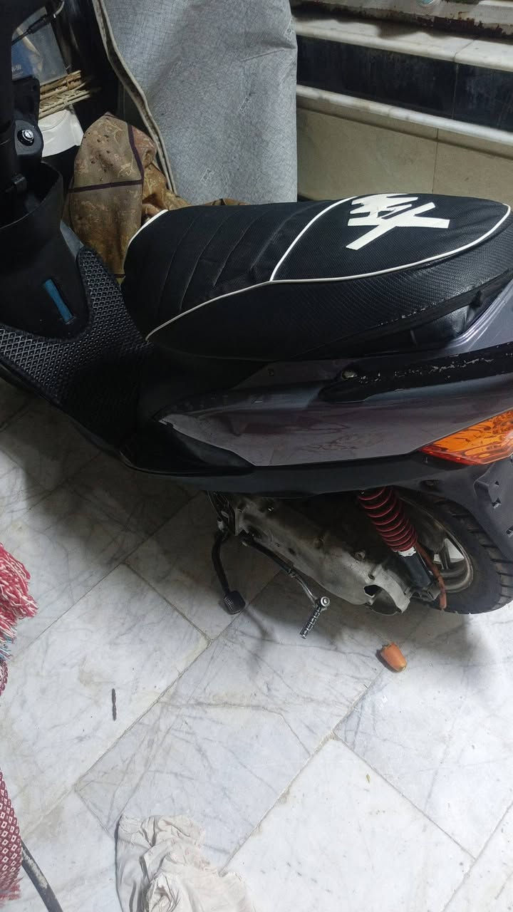 دراجه ماكس عدله كلشي جديد معمره من الصفر
صبغ شاصي بنفسجي 
شيال بنفسجي 
بوشه 55 اصليه 
صالنصه إف إم 
ليريد دراجه يتصل ***********
