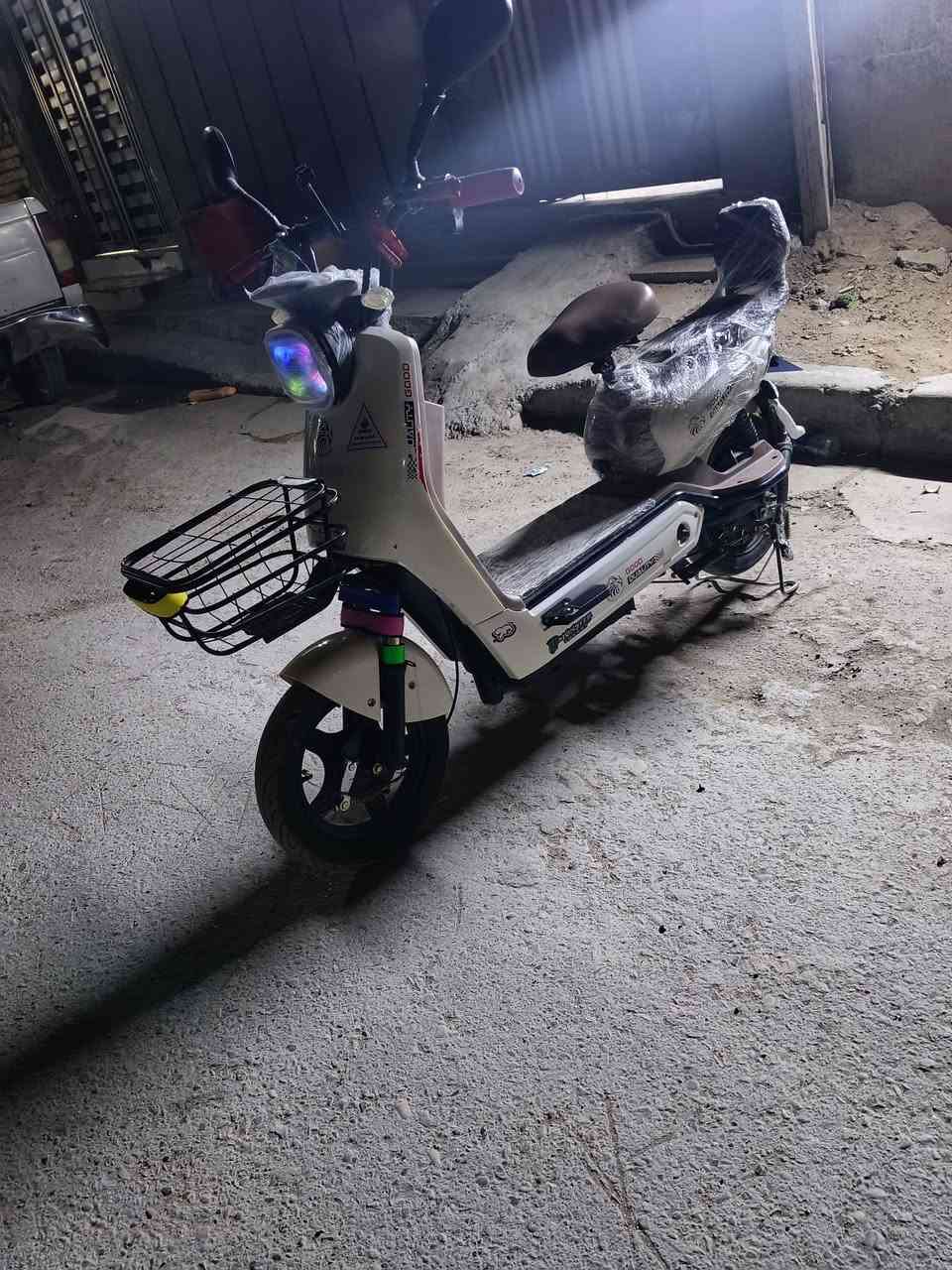 السلام عليكم
دراجه شحن للبيع 
السعر 250 وبيها مجال قليل 
الدراجه نضيفه 
شوفت عينك 
المكان بغداد البلديات 
رقم ***********
