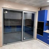مشتمل طابق أول للأيجار بناء حديث في مجمع الأمل2 يحتوي على   2 غرف منام...