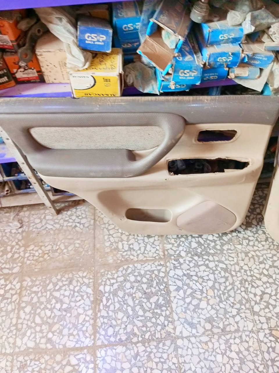 سلام عليكم ادوات لاندكروزر دعاميات لايتات ابطاين بلاجكتورات بكلايت خلفي عندي تخم تاير جديد ويلات ستينيه اريد مراوس ويلات عادي رقم الاستفسار ***********
