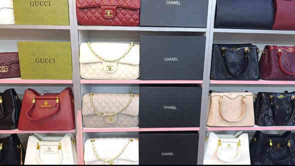 #بيوتي_شوز_للاحذية_والحقائب
🔲حقائب نسائي 🩷ماستر كوالتي 😍🩷
🔲ماركات هرمز 🧡 شانيل ❤️ گوچي 💚 آلدو 🩷 مع العلبة والدست باك 
📍العنوان : #بابل_المسيب_شارع_البلدية_خلف_صيدلية #الؤلؤة_اول_محل_مقابيل_مجمع_ديمة_لملابس_الاطفال_
    ________________________________
التوصيل 🚖 داخل المسيب والمحافظات سيكون عن طريق مراسله الصفحه او الاتصال على الرقم 
(***********) اتصال /واتساب 🩷
جميع القطع مكفولة و قابلة للتعويض في حال الخلل او العيب كان مصنعي فقط 🔥 .. 
        __________________________
‌‏‌‎⛱️شكراً لاختياركم بيوتي شوز للأحذية والحقائب ⛱️
